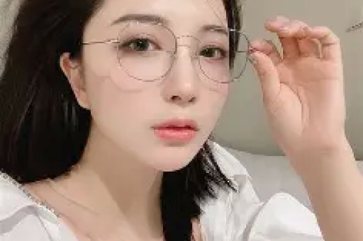 前LOL职业选手卢本伟33岁生日公开婚讯妻子是网红巴旦木公主